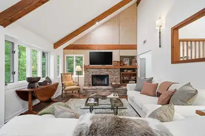Image de Lakefront Tree House | Big Canoe Mountain Getaway
