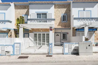 Image de Maison de 4 chambres avec patio, barbecue et climatisation par AlgarveManta (11v4)