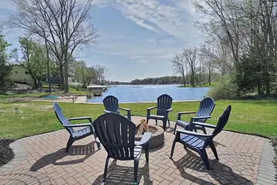 Image de Lakefront Retreat with Hot Tub, Dock & Party Barn