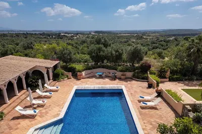 Image de Villa Monte Estrelicias  avec grande piscine, tennis privé et parc arboré.