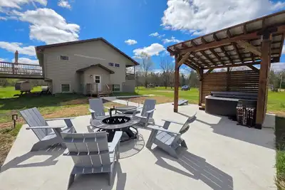 Image de Irons Legend's Acres Hot Tub, Fire Pit Near Trails