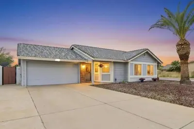 Image de Peaceful 3-bedroom house with a pool in the heart of pleasant Peoria