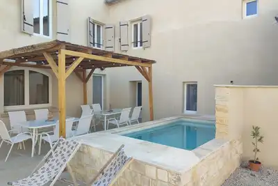 Image de « Chez Mamé » avec piscine partagée, Wi-Fi et climatisation