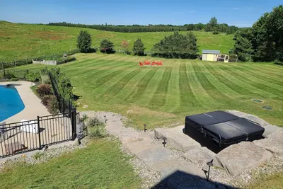 Image de Country Escape with Pool and Hot tub near Creemore