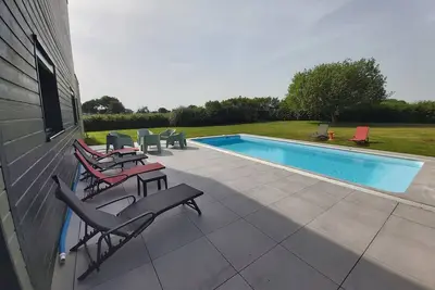 Image de Riantec, maison moderne, 4 ch, terrain 2500 m², piscine 9x4 chauffée et couverte