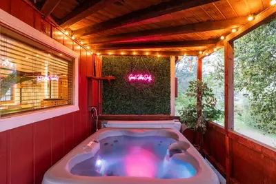 Image de River Falls - Hot Tub and Mountain Views sleeps 4