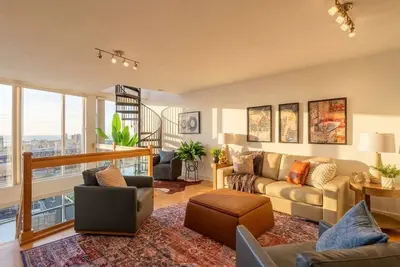 Image de Lakeview Penthouse + Modern + Rooftop + Parking