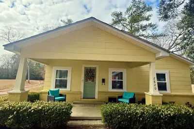 Image de Hgtv's Hometown house - Southern Charm 3- only 6 minutes to downtown Laurel!