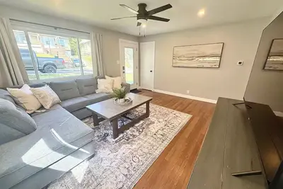 Image de 3 miles to downtown, private parking, 10% off Ark, Zoo, and Aquarium