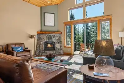 Image de Steps to Tahoe Donner Lifts · Views · Game Room