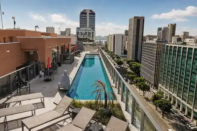 Image de Vista Urbana+Piscina Rooftop no Coração do Rio
