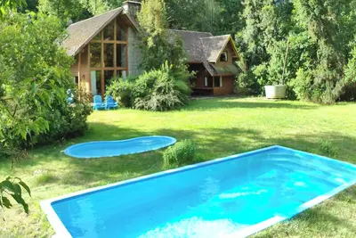 Image de Family house 3 km from the center of Pucón. Sleeps 12 people. Swimming pools. Jar. 😺🐶✓