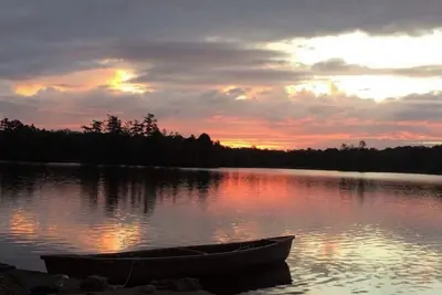 Image de Surrounded by water on a rare waterfront point in the heart of the Kawarthas.