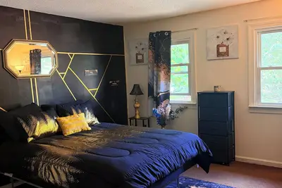 Image de 🌈 Not Your Average Stylish +Glow Room by 9th St, Duke‼️ Alexa, Games & WiFi ✨New
