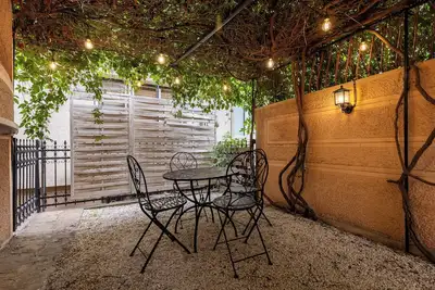 Image de Hillside Garden by Sienna
