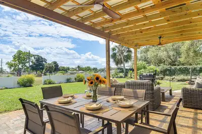Seminole Home, Fully Stocked for Longer Stays
