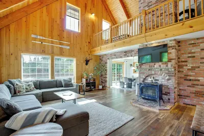 Image de Mount Rainier Views & Hot Tub: Pet-Friendly Cabin!