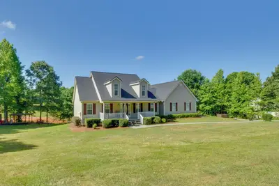 Image de Spacious Group Getaway w/ Fire Pit, Yard + Deck