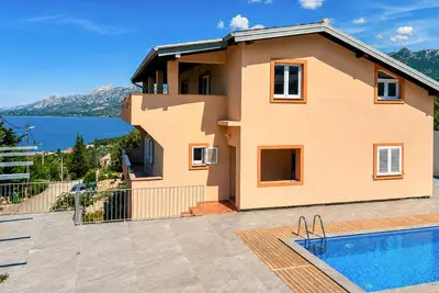 Image de Awesome home in Rovanjska
