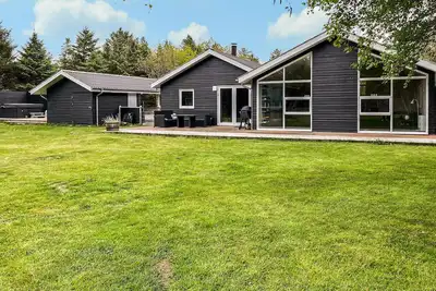 Image de 4 bedroom beautiful home in Blokhus