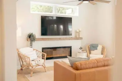 Image de Artist Oasis | Furnished Monthly Rental