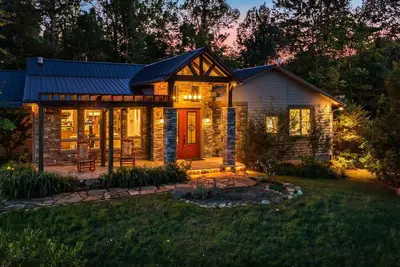 Image de Mountain Acres Retreat by Cm | Luxury Mountain Home w/Hot Tub & Game Room
