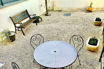 Image de Appartement cosy avec cour privée & terrasse