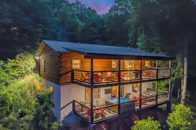 Image de Franklin Nc Cabin Sleeps 10, Hot Tub, Game Room