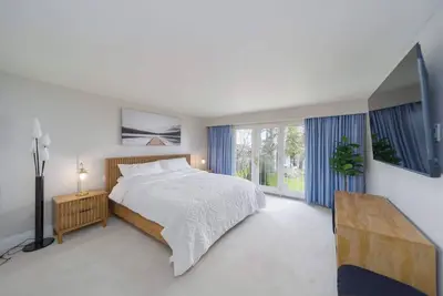 Image de Lakefront 4br plus Den Retreat with Swim Spa, Sauna & Games