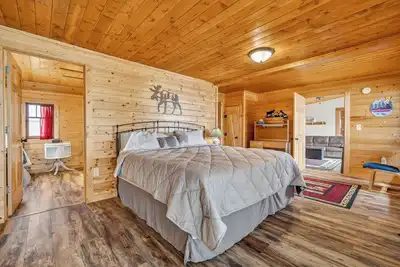 Image de Lake House at Heidi's L'il Haven Resort: 2 Kings, 2 Singles, 2 Bath family cabin