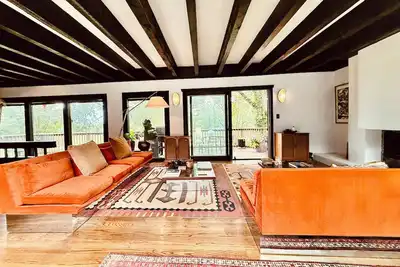 Image de Luxury Architectural Gem Minutes Away from World Cup Practice Fields
