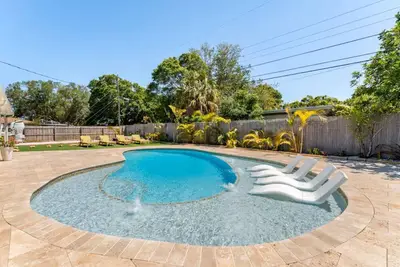 Image de Cozy Beach Cottage with heated pool 3 miles to beach