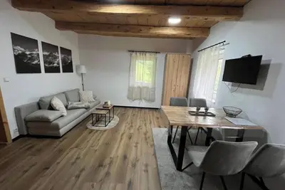 Image de Apartment with mountain view and garden. Family & pet friendly
