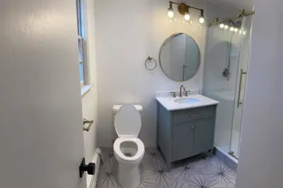 Image de 5 minutes to beach, newly redone house w hot tub/screening room in osterville