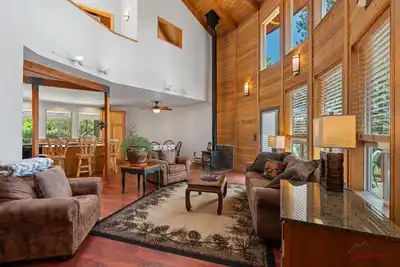 Image de Yurt Inspired Home, Great Back Deck, Adventure Close!
