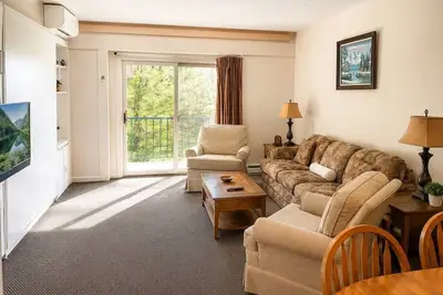 Image de 1br + 2 Full Baths Sleeps 6 | Wooded View Balcony | Indoor Pool | Rivergreen