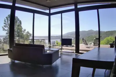 Image de Lodge House, with full view of the lake and mountains.