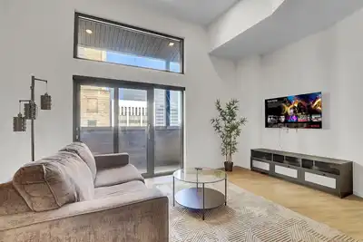 Image de Cozy 2-bedroom apartment near Stadiums, Pet Friendly, Gym