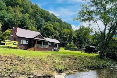 Image de Private 5 bedroom home 1/2 mile to Buffalo Trail 14 plenty of parking! Bring em!