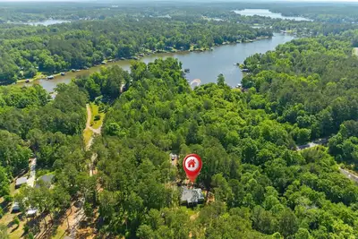 Image de A Reel Peach: Cozy Lake Sinclair getaway, sleeps 8, dog-friendly.