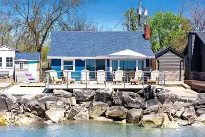 Image de Charming Cottage on Lake Erie for an Unforgettable Kingsville Getaway in Ontario