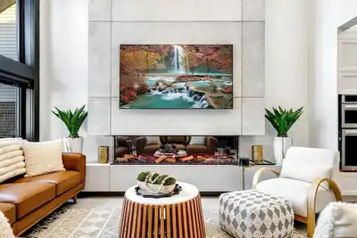 Image de Sophisticated Shoreline Retreat with Sunset Patio & Poolside Lounging in Ontario, Canada