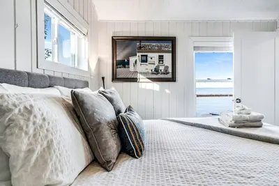 Image de Sweet Beach Rental with Jacuzzi, Deck and Amazing Sunsets in Ontario