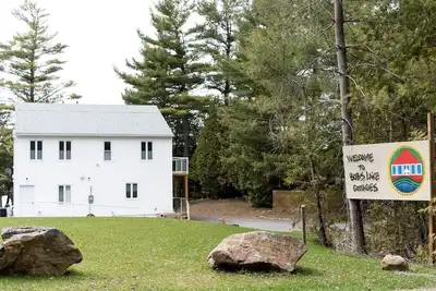 Image de Stunning Upper Apartment in Cottage Rental on a Lake Resort near Kingston, Ontario