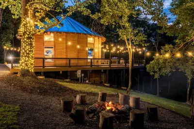 Image de Luxury Yurt Perfect for a Family Getaway Just Outside of Shenandoah National Park