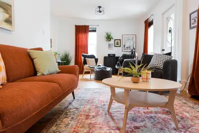 Image de Charming Cottage with Firepit & Walk-to-Beach Access near Main Street in Wellington, Ontario