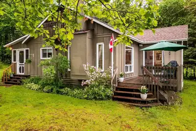 Image de Charming Waterfront Cottage with Private Dock on Peaceful Otter Lake near Huntsville, Ontario