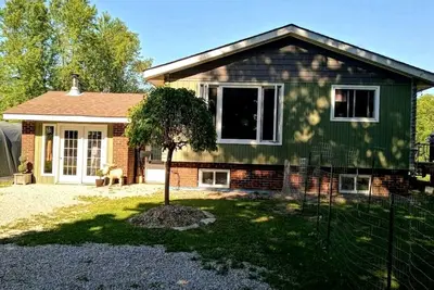 Image de Spacious Lakeside Cottage with Games Room and Firepit, Walking Distance to Beach and Marina, Lion's Head, Ontario