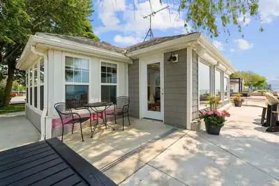 Image de Impressive Waterfront Cottage with Fantastic Views in Leamington, Ontario