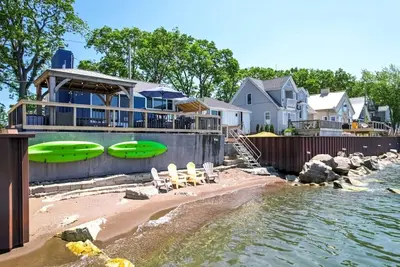 Image de Modern Lake House with Incredible Deck and Jacuzzi in Ontario